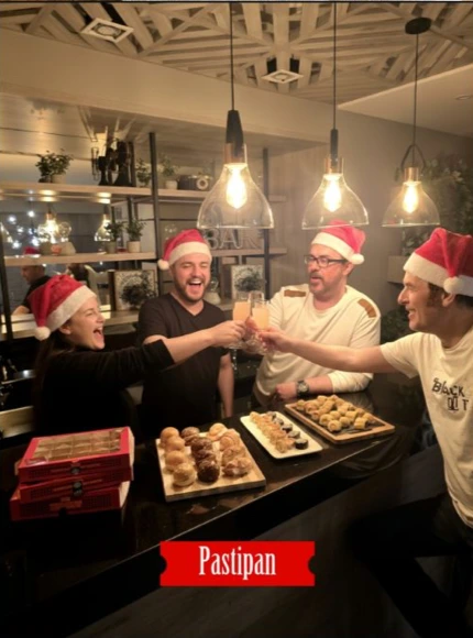 Pieza de Pastipan con una celebración navideña entre amigos.